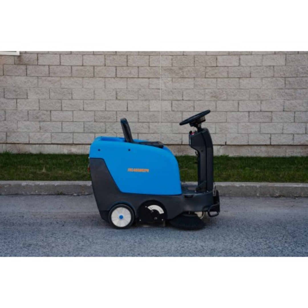 Balai motorisé industriel autoporté - Johnny Vac JVC40SWEEPN - 39,5" (1 003 mm) de largeur de nettoyage - batterie et chargeur inclus