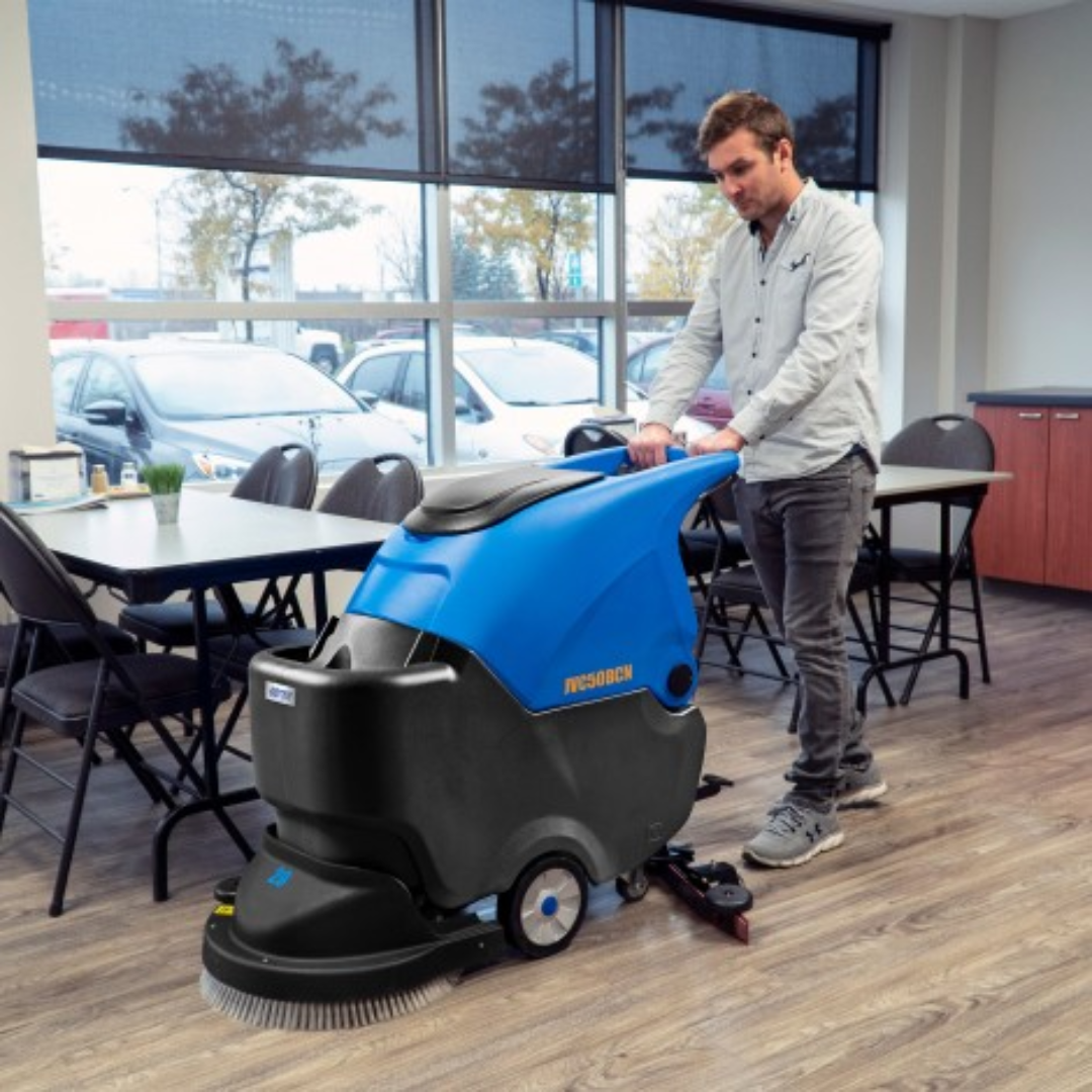 Johnny Vac - Autorécureuse d’une largeur de 20" avec batterie de 24V 200 A/H et chargeur, rendement de 1950 m2/h